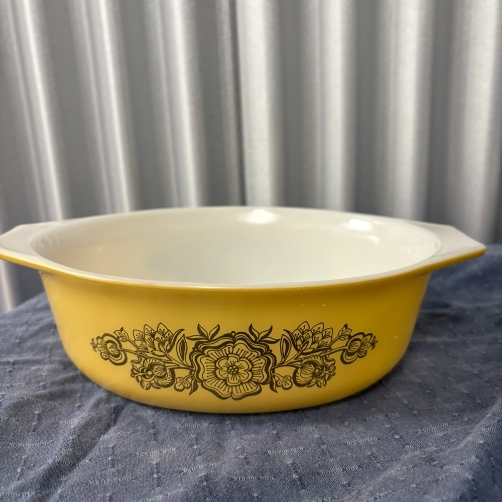 PYREX Golden Rosette Oval Casserole Dish.